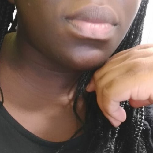 Une femme noire aime sucer 